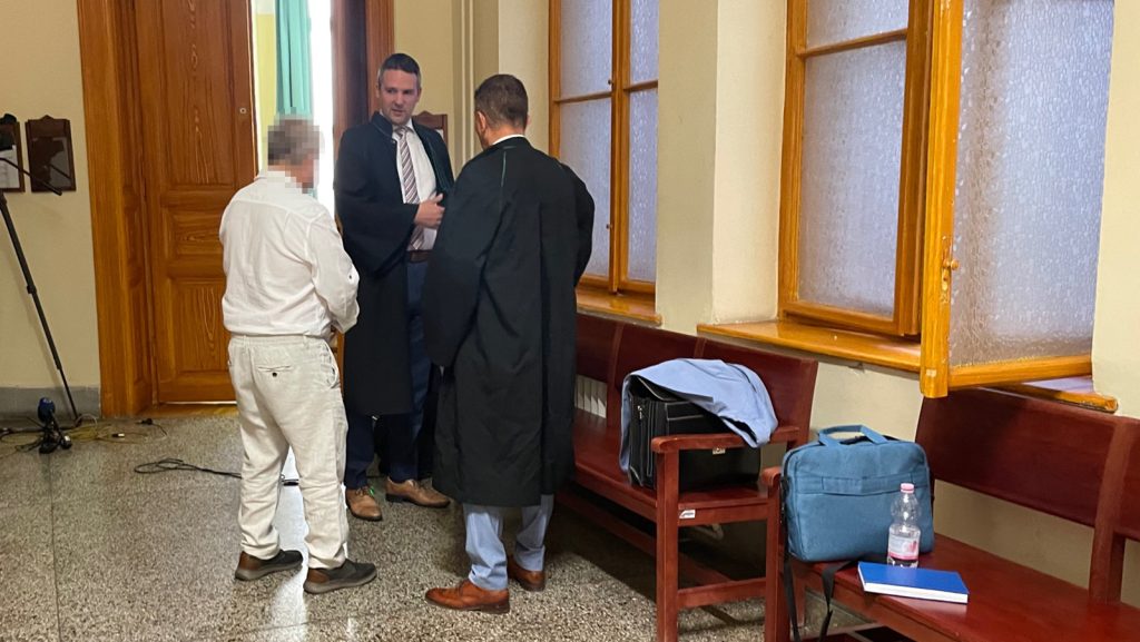 „Mindent szabály szerint csináltam” – így védekezett a kisboltos, akinek az üzletében halálos balesetet okozott a leszakadt galéria