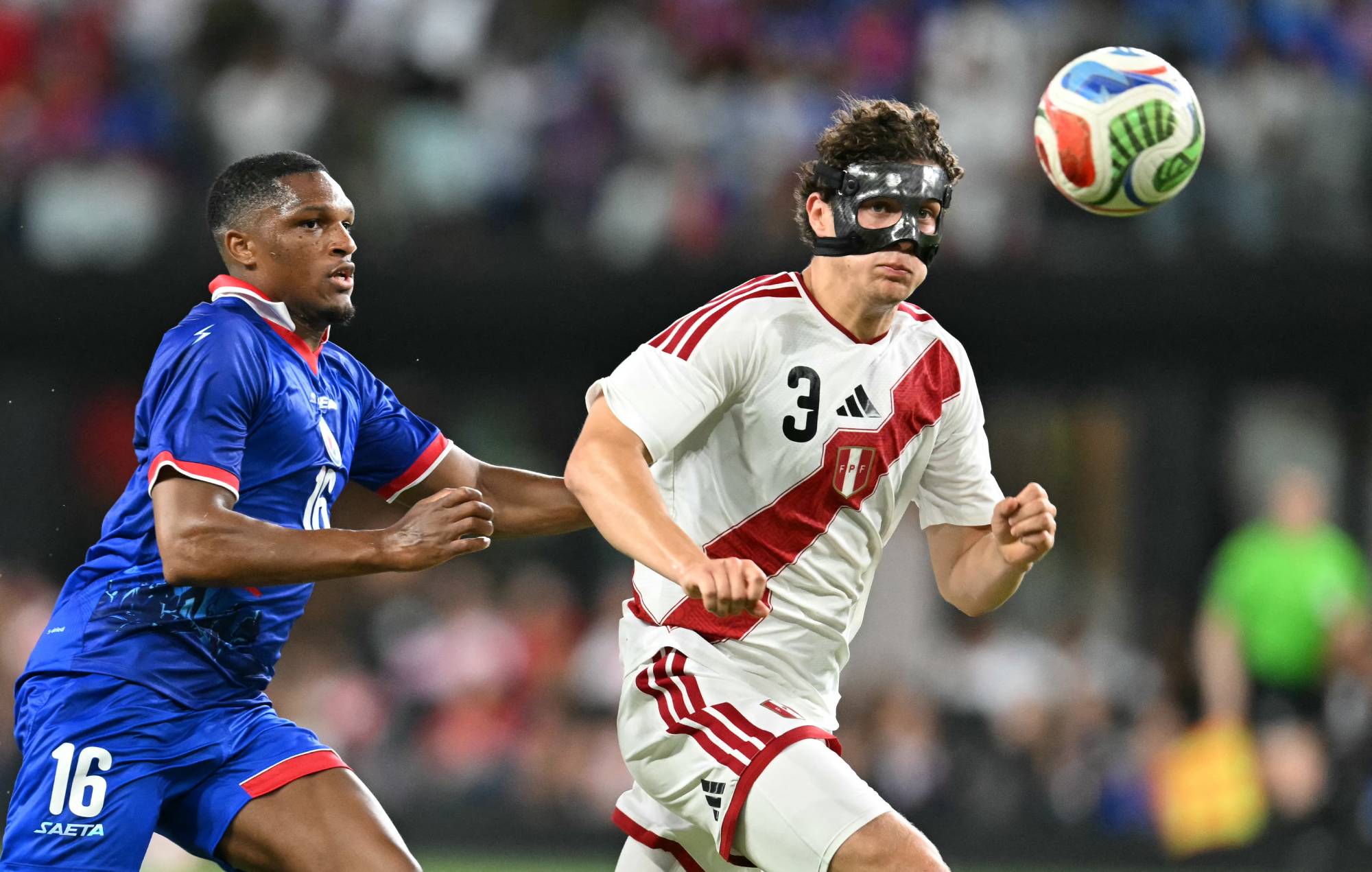 „Nem vagy köteles fegyvert fogni, bandaháborúzni, drogozni” – Haiti büszkén viszi ki a pályára a szülőföld reményét 2 Peru's defender #03 Fabio Gruber and Haiti's forward #16 Lenny Joseph run for the ball during the international friendly football match between Haiti and Peru at Nu Stadium in Miami, Florida on June 5, 2026.