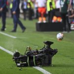 A pályára esett közvetítő kamera a Magyarország - Kazahsztán barátságos labdarúgó-mérkőzésen a debreceni Nagyerdei Stadionban.