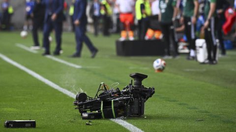A pályára esett közvetítő kamera a Magyarország - Kazahsztán barátságos labdarúgó-mérkőzésen a debreceni Nagyerdei Stadionban.