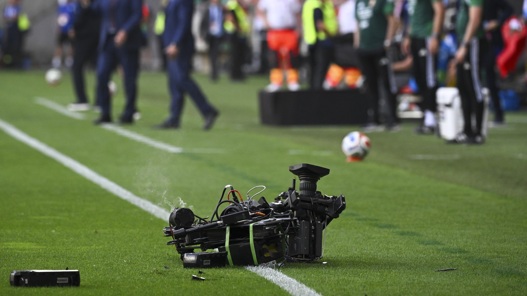A pályára esett közvetítő kamera a Magyarország - Kazahsztán barátságos labdarúgó-mérkőzésen a debreceni Nagyerdei Stadionban.