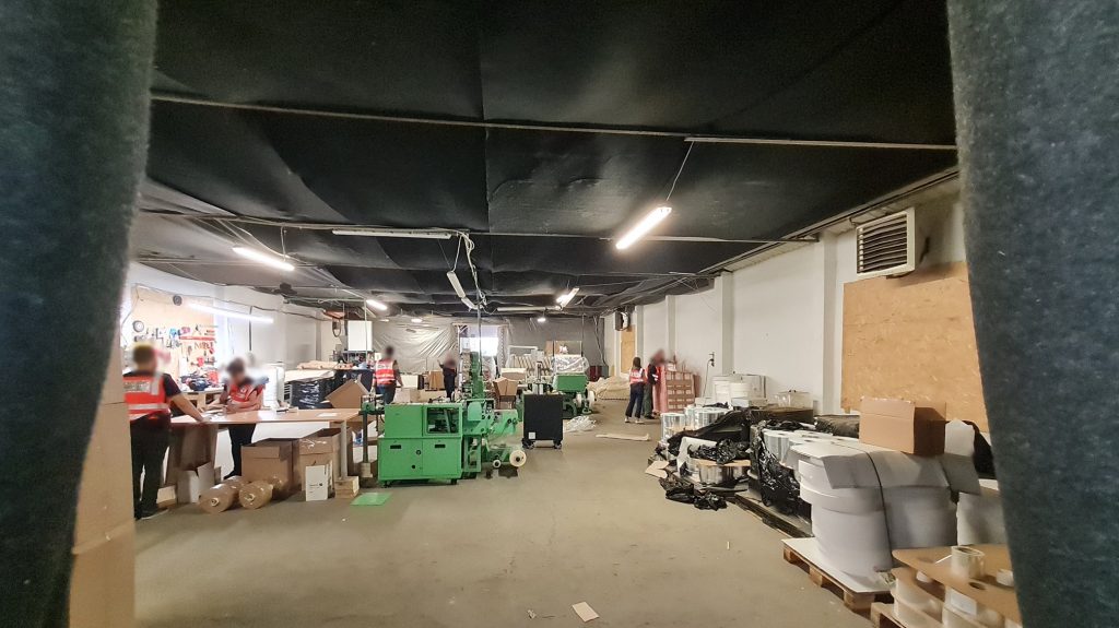 Egy komplett nemzetközi cigigyár működött illegálisan az Alföldön – galéria