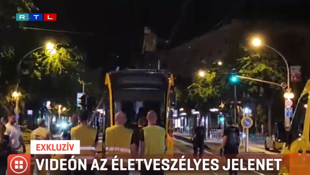 Videó: órákig táncolt egy férfi a Combino tetején, rendőrök szedték le a villamosról
