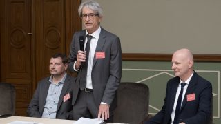 Horváth Péter tudománypolitikáért és innovációért felelős államtitkár, Pósfai Mihály, a Magyar Tudományos Akadémia elnöke és Tanács Zoltán tudományos és technológiai miniszter.