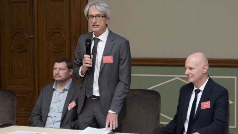 Horváth Péter tudománypolitikáért és innovációért felelős államtitkár, Pósfai Mihály, a Magyar Tudományos Akadémia elnöke és Tanács Zoltán tudományos és technológiai miniszter.