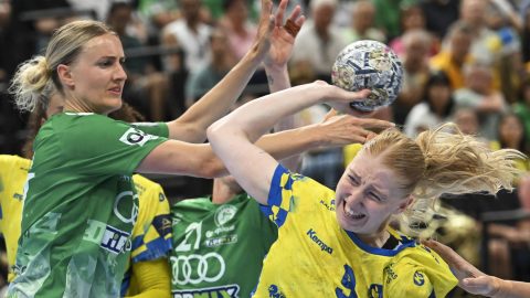 Kelly Dulfer, a Győr (b) és Tyra Axnér, a Metz játékosa a női kézilabda Bajnokok Ligája döntőjében játszott Győri Audi ETO KC - Metz HB mérkőzésen a budapesti MVM Dome-ban 2026. június 7-én.