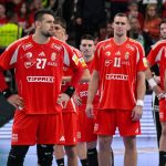 A magyar válogatott játékosai a férfi kézilabda világbajnoki selejtezőben játszott Magyarország - Szerbia visszavágó mérkőzés után a One Veszprém Arénában 2026. május 17-én. A mérkőzést a magyar válogatott nyerte 31-30-ra, de 61-60-as összesítéssel Szerbia jutott ki az olimpiai kvalifikációs világbajnokságra.