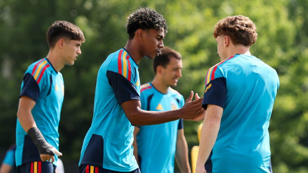 ATLANTA, GEORGIA - JUNE 14: Lamine Yamal and Victor Munoz of Spain interact during the training and press conference of Spain one day ahead of the FIFA World Cup 2026 Group H match between Spain and Cabo Verde at Atlanta Stadium on June 14, 2026 in Atlanta, Georgia. Florencia Tan Jun/Getty Images/AFP