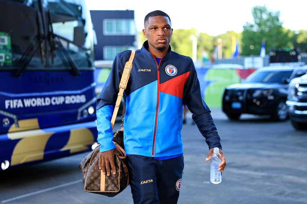 Svájc megégett, Brazília ikszes rangadóval nyitott, pályára lépett a Fradi-csatár – hírfolyam a foci-vb harmadik napjáról 1 Lenny Joseph érkezik meg a stadionhoz.