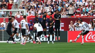 A német Leroy Sané végez el szabadrúgást az USA elleni felkészülési meccsen.
