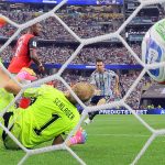 Lionel Messi, miközben gólt szerez Ausztria ellen.