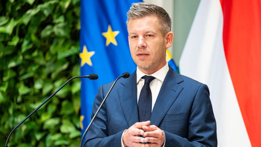 Lejárt a Sulyok Tamásnak adott határidő, Magyar Péter a Sándor-palotánál