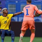 EAST RUTHERFORD, NEW JERSEY - JUNE 25: Nilson Angulo #20 of Ecuador competes for the ball against Manuel Neuer #1 of Germany during the FIFA World Cup 2026 Group E match between Ecuador and Germany at New York New Jersey Stadium on June 25, 2026 in East Rutherford, New Jersey. Buda Mendes/Getty Images/AFP