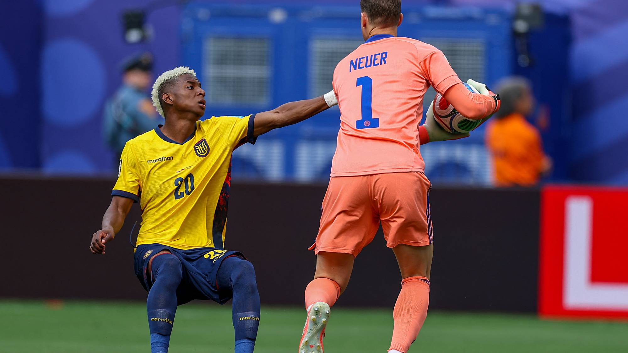 EAST RUTHERFORD, NEW JERSEY - JUNE 25: Nilson Angulo #20 of Ecuador competes for the ball against Manuel Neuer #1 of Germany during the FIFA World Cup 2026 Group E match between Ecuador and Germany at New York New Jersey Stadium on June 25, 2026 in East Rutherford, New Jersey. Buda Mendes/Getty Images/AFP