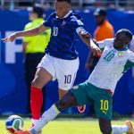 Sadio Mané belépője Kylian Mbappé ellen.