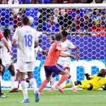 John McGinn, miközben gólt szerez Haiti és Skócia világbajnoki mérkőzésén.