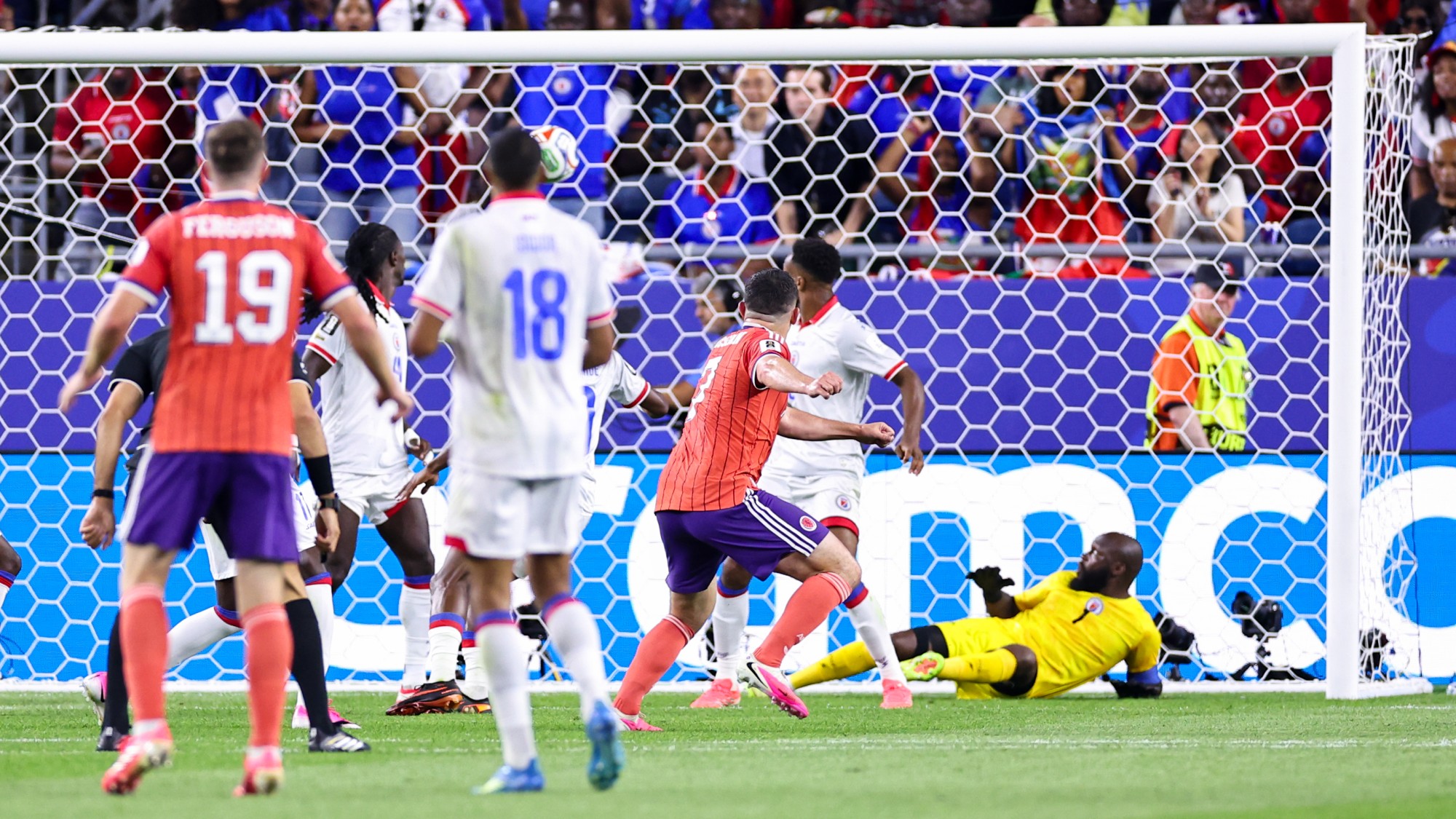 John McGinn, miközben gólt szerez Haiti és Skócia világbajnoki mérkőzésén.