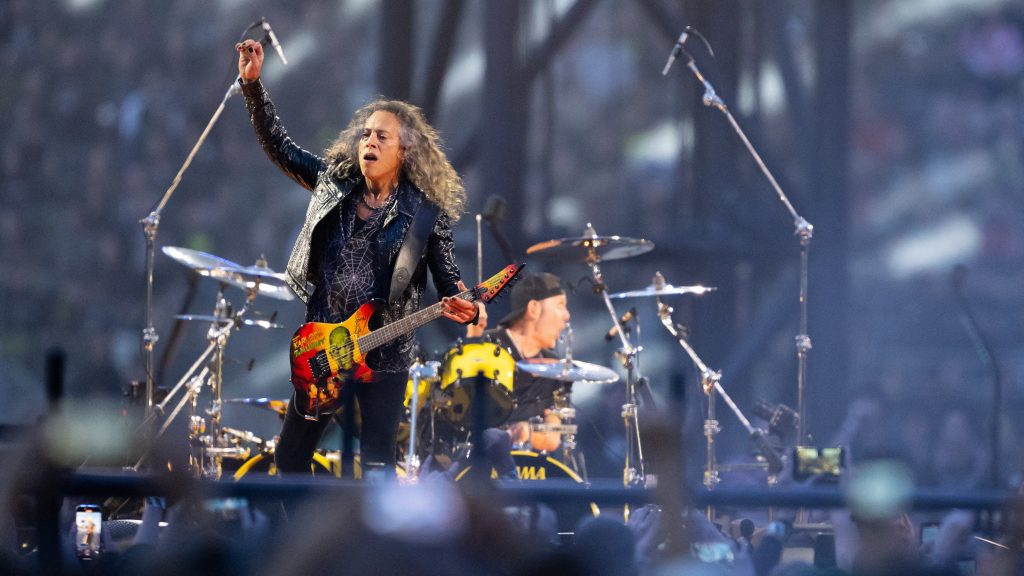 Kirk Hammett és Lars Ulrich a színpadon a Metallica 2024-es müncheni koncertjén