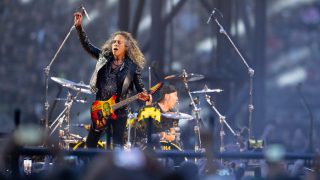 Kirk Hammett és Lars Ulrich a színpadon a Metallica 2024-es müncheni koncertjén