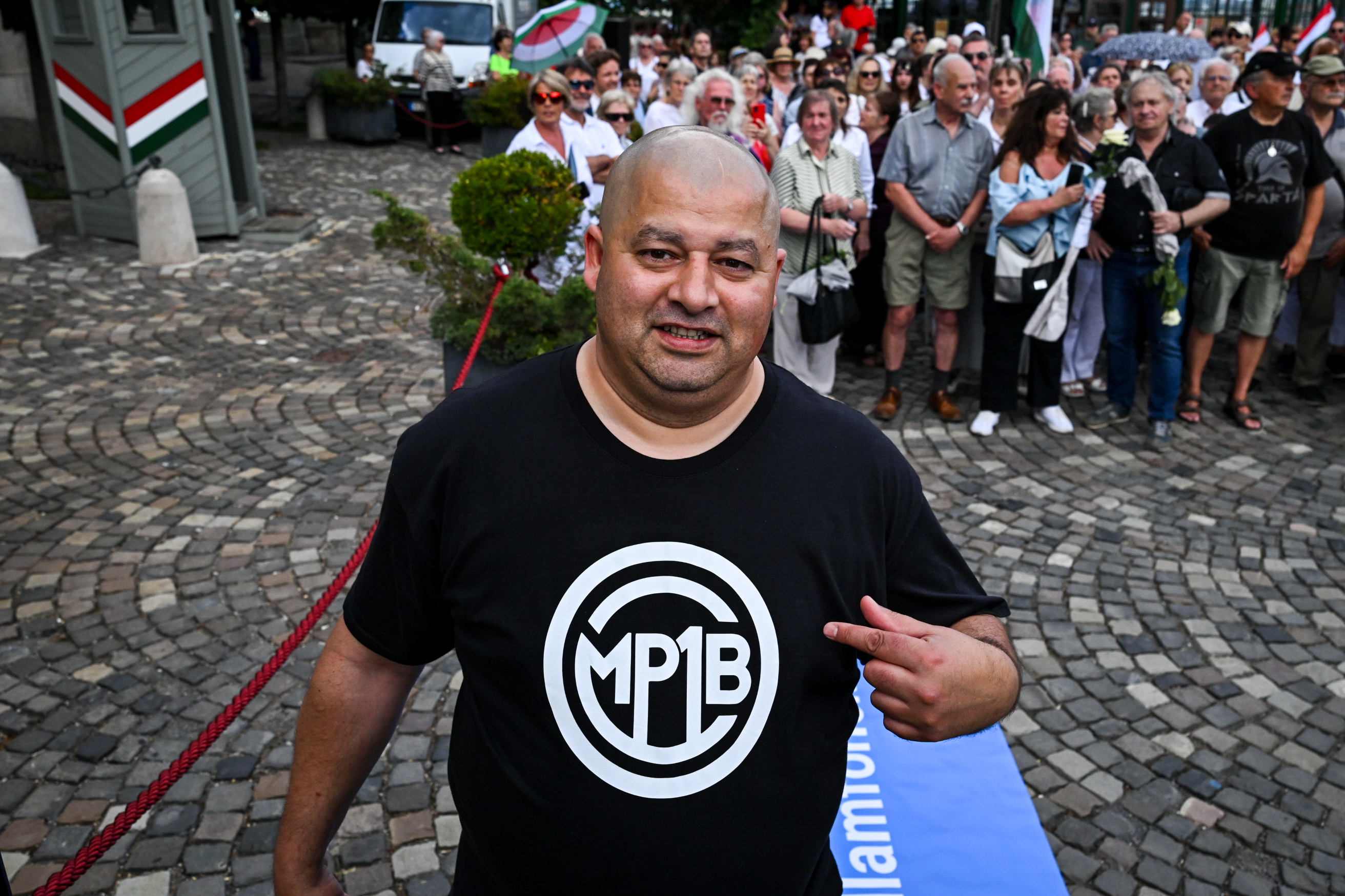 „Tartson ki, elnök úr!” – Sulyok Tamás és a többi állami vezető mellett tartottak szimpátiatüntetést a fideszesek 2