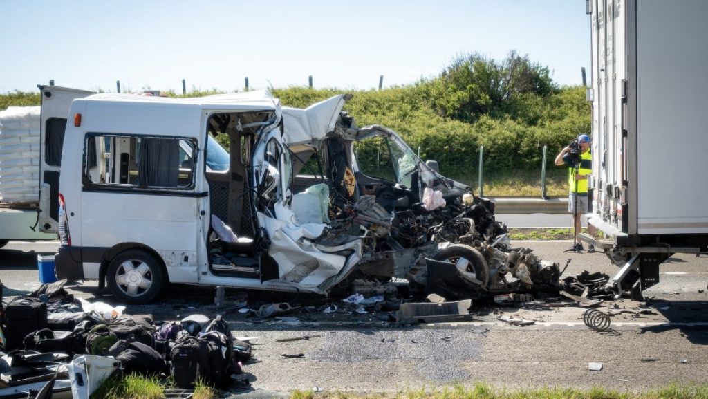 Halálos balesetsorozat az M1-esen: mindkét sofőr elaludhatott a volán mögött, a kisbusz vezetője kirepült az ütközéstől, életéért küzdenek
