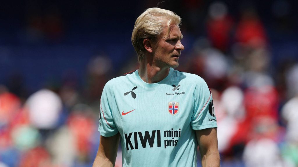 „Nem csupán az autók és a kávéscsészék nagyobbak” – csípés miatt szenved egy norvég futballista