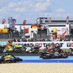 Tömeges bukás a MotoGP Magyar Nagydíj futamán a gyorsaságimotoros-világbajnokság magyarországi versenyén a balatonfőkajári Balaton Park Circuit versenypályán.
