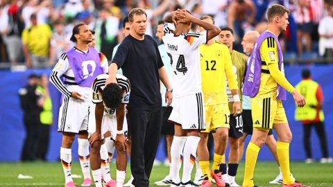 29 June 2026, USA, Foxborough: Soccer, Men, 2026 World Cup, National Team, Germany vs. Paraguay, Round of 32 at Boston Stadium; National Team Coach Julian Nagelsmann (M) consoles Nathaniel Brown (Germany) after the game. Germany loses in a penalty shootout. PLEASE NOTE: In accordance with FIFA regulations, these images may be used exclusively for editorial purposes. Commercial use is prohibited. Furthermore, no video-like sequences may be created, and no alterations may be made to the image, either in the foreground or the background. Photo: Tom Weller/dpa