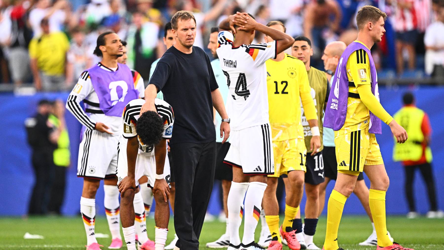 29 June 2026, USA, Foxborough: Soccer, Men, 2026 World Cup, National Team, Germany vs. Paraguay, Round of 32 at Boston Stadium; National Team Coach Julian Nagelsmann (M) consoles Nathaniel Brown (Germany) after the game. Germany loses in a penalty shootout. PLEASE NOTE: In accordance with FIFA regulations, these images may be used exclusively for editorial purposes. Commercial use is prohibited. Furthermore, no video-like sequences may be created, and no alterations may be made to the image, either in the foreground or the background. Photo: Tom Weller/dpa