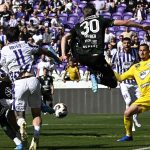 Banai Dávid, az Újpest kapusa (j), mögötte csapattársa, Patrizio Stronati (j2), középen Gruber Zsombor, a Ferencváros játékosa (j3) a labdarúgó Fizz Liga 32. fordulójában játszott Újpest FC - Ferencvárosi TC mérkőzésen a Szusza Ferenc Stadionban.
