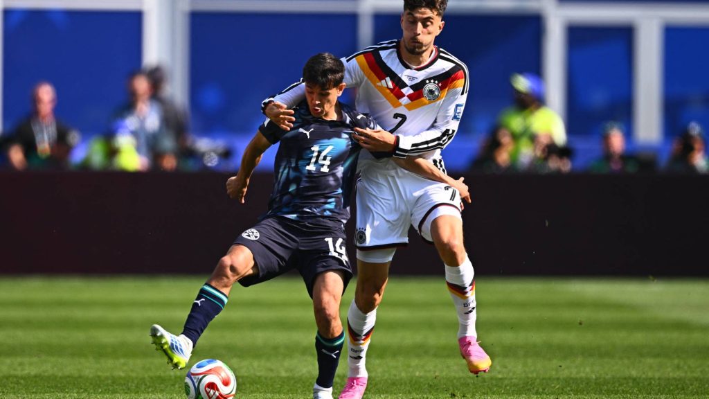 29 June 2026, USA, Foxborough: Soccer, Men, 2026 World Cup, National Team, Germany vs. Paraguay, Round of 32 at Boston Stadium, Kai Havertz (Germany, right) and Andrés Cubas (Paraguay) battle for the ball.