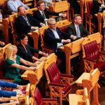 Norvég politikusok vikingeveznek.