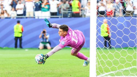 Orlando Gill Goalkeeper of Paraguay saves Nick Woltemade's player of Germany penalty during the penalty shootout the FIFA World Cup 2026 Round of 32 match between Germany and Paraguay at Boston Stadium, in Foxborough, United States, on Monday, June 29, 2026.(Foto: William Volcov/Brazil Photo Press/Brazil Photo Press) INTERNATIONAL