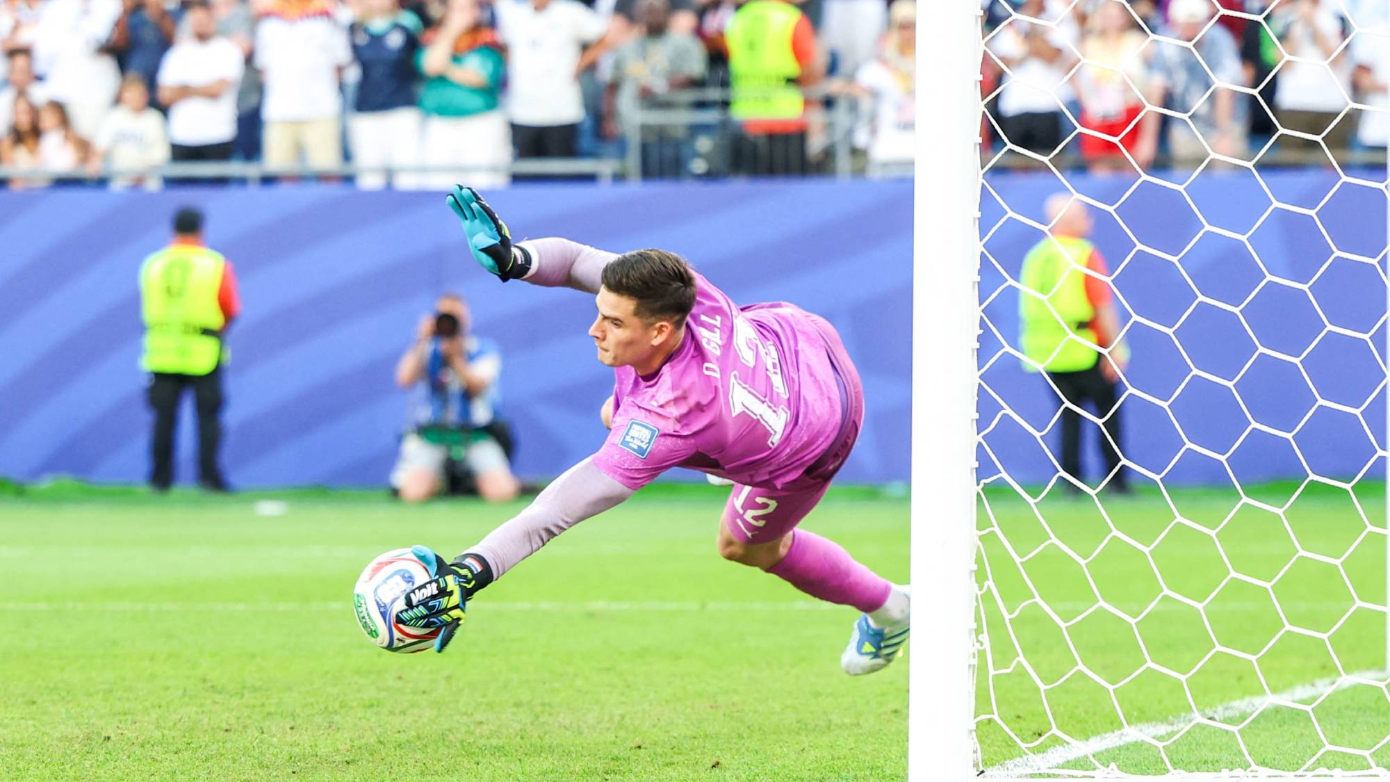 Orlando Gill Goalkeeper of Paraguay saves Nick Woltemade's player of Germany penalty during the penalty shootout the FIFA World Cup 2026 Round of 32 match between Germany and Paraguay at Boston Stadium, in Foxborough, United States, on Monday, June 29, 2026.(Foto: William Volcov/Brazil Photo Press/Brazil Photo Press) INTERNATIONAL