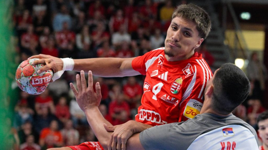 Pergel Andrej (b) és a szerb Milos Kos a férfi kézilabda világbajnoki selejtezőben játszott Magyarország - Szerbia visszavágó mérkőzésen a One Veszprém Arénában 2026. május 17-én. A mérkőzést a magyar válogatott nyerte 31-30-ra, de 61-60-as összesítéssel Szerbia jutott ki az olimpiai kvalifikációs világbajnokságra.