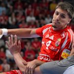 Pergel Andrej (b) és a szerb Milos Kos a férfi kézilabda világbajnoki selejtezőben játszott Magyarország - Szerbia visszavágó mérkőzésen a One Veszprém Arénában 2026. május 17-én. A mérkőzést a magyar válogatott nyerte 31-30-ra, de 61-60-as összesítéssel Szerbia jutott ki az olimpiai kvalifikációs világbajnokságra.