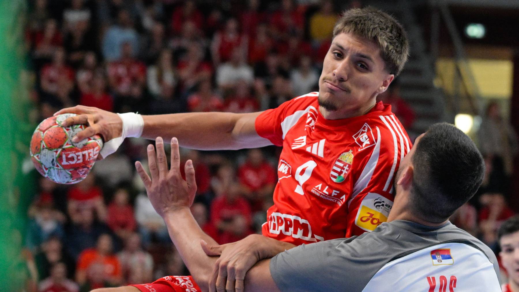 Pergel Andrej (b) és a szerb Milos Kos a férfi kézilabda világbajnoki selejtezőben játszott Magyarország - Szerbia visszavágó mérkőzésen a One Veszprém Arénában 2026. május 17-én. A mérkőzést a magyar válogatott nyerte 31-30-ra, de 61-60-as összesítéssel Szerbia jutott ki az olimpiai kvalifikációs világbajnokságra.