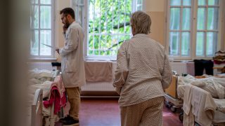 Orvosok látnak el betegeket a János Kórház pszichiátriai osztályán