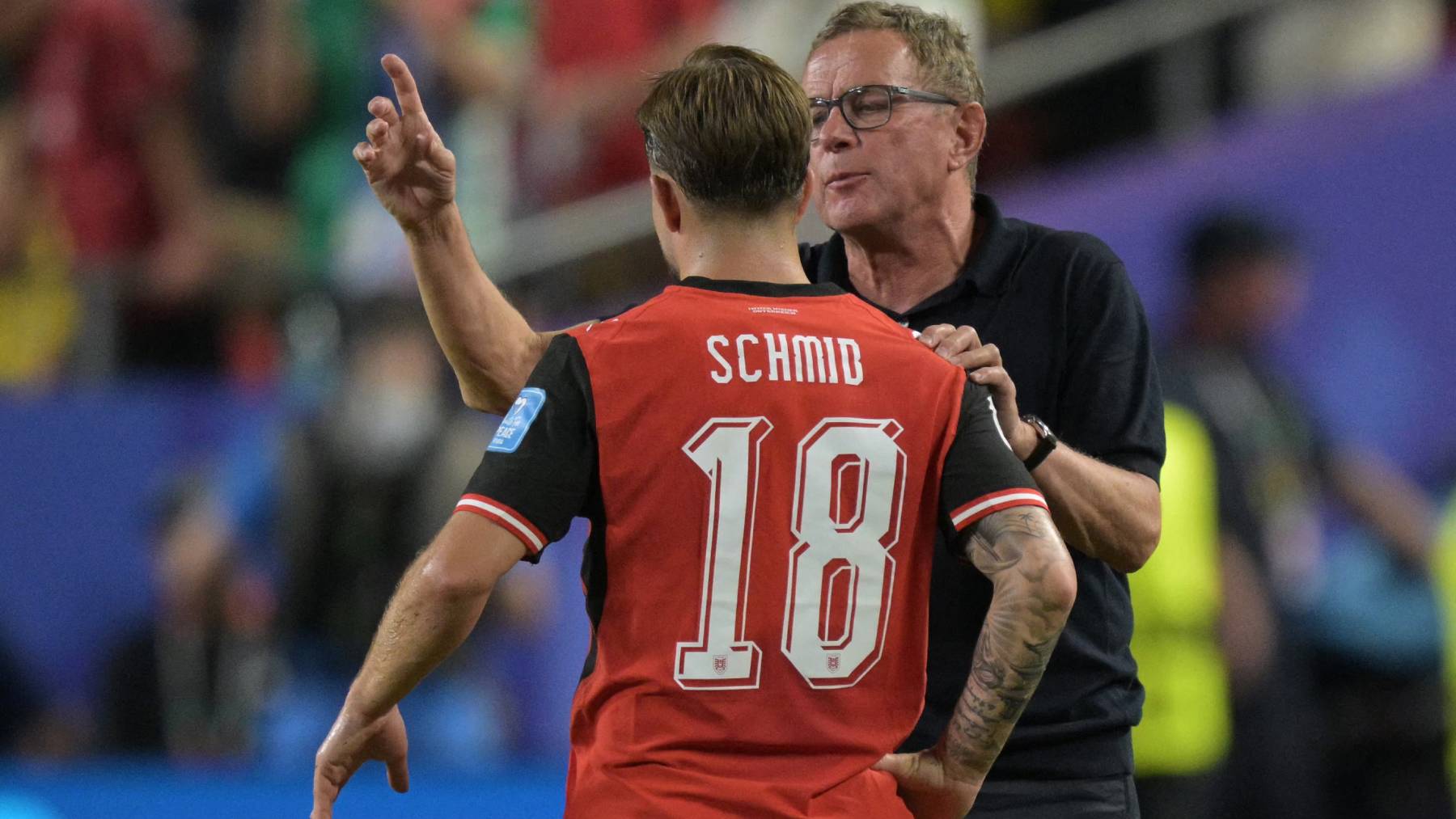 Austria's coach Ralf Rangnick speaks to Austria's midfielder #18 Romano Schmid during the 2026 World Cup Group J football match between Algeria and Austria at the Kansas City Stadium in Kansas City on June 27, 2026.