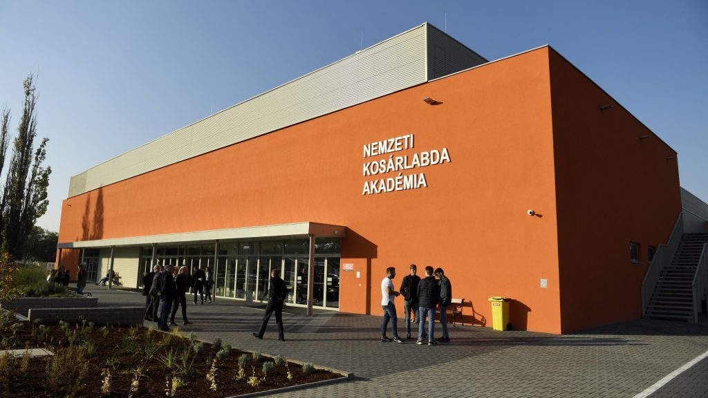 Menesztették a pécsi kosárlabda-akadémia gyógytornászát, miután egy kislány kamuprofiljával lebuktatták