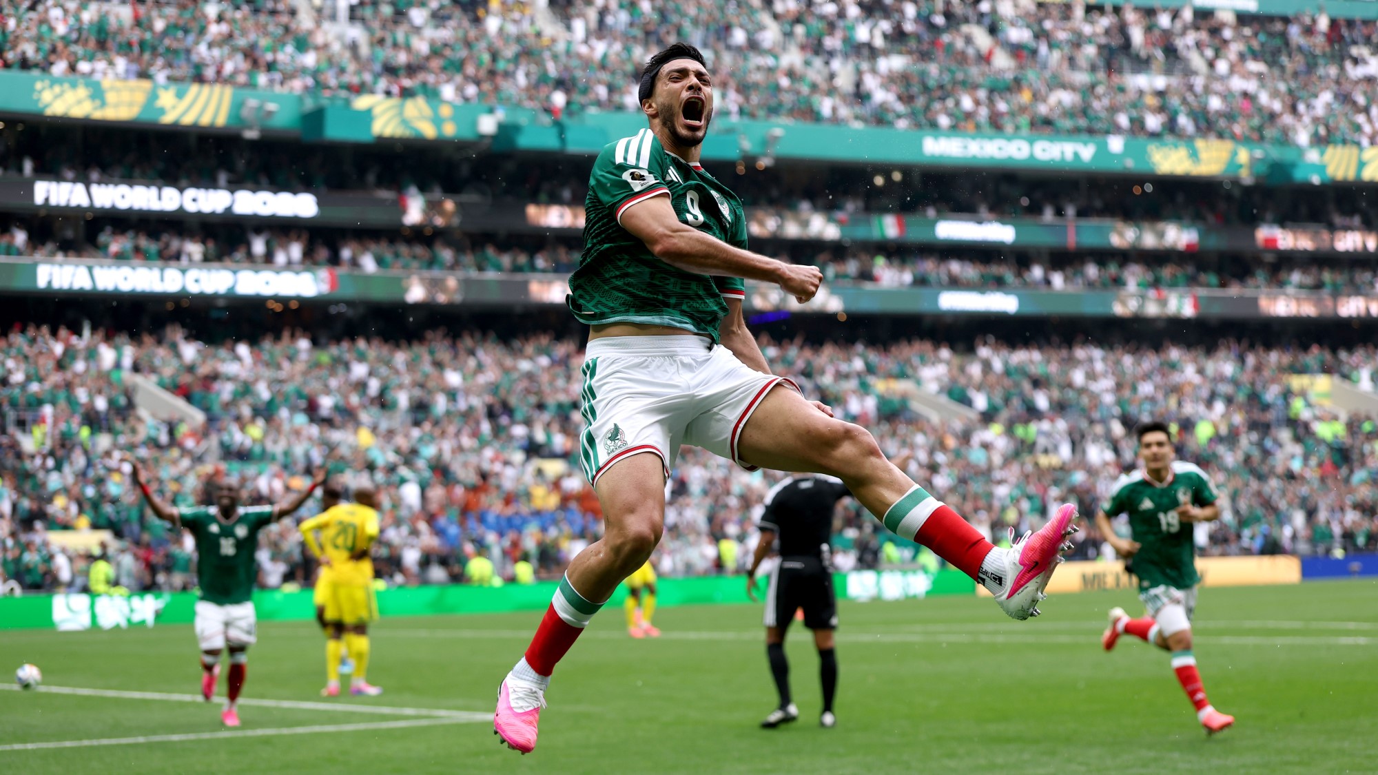 Raúl Jiménez, miután gólt szerzett.