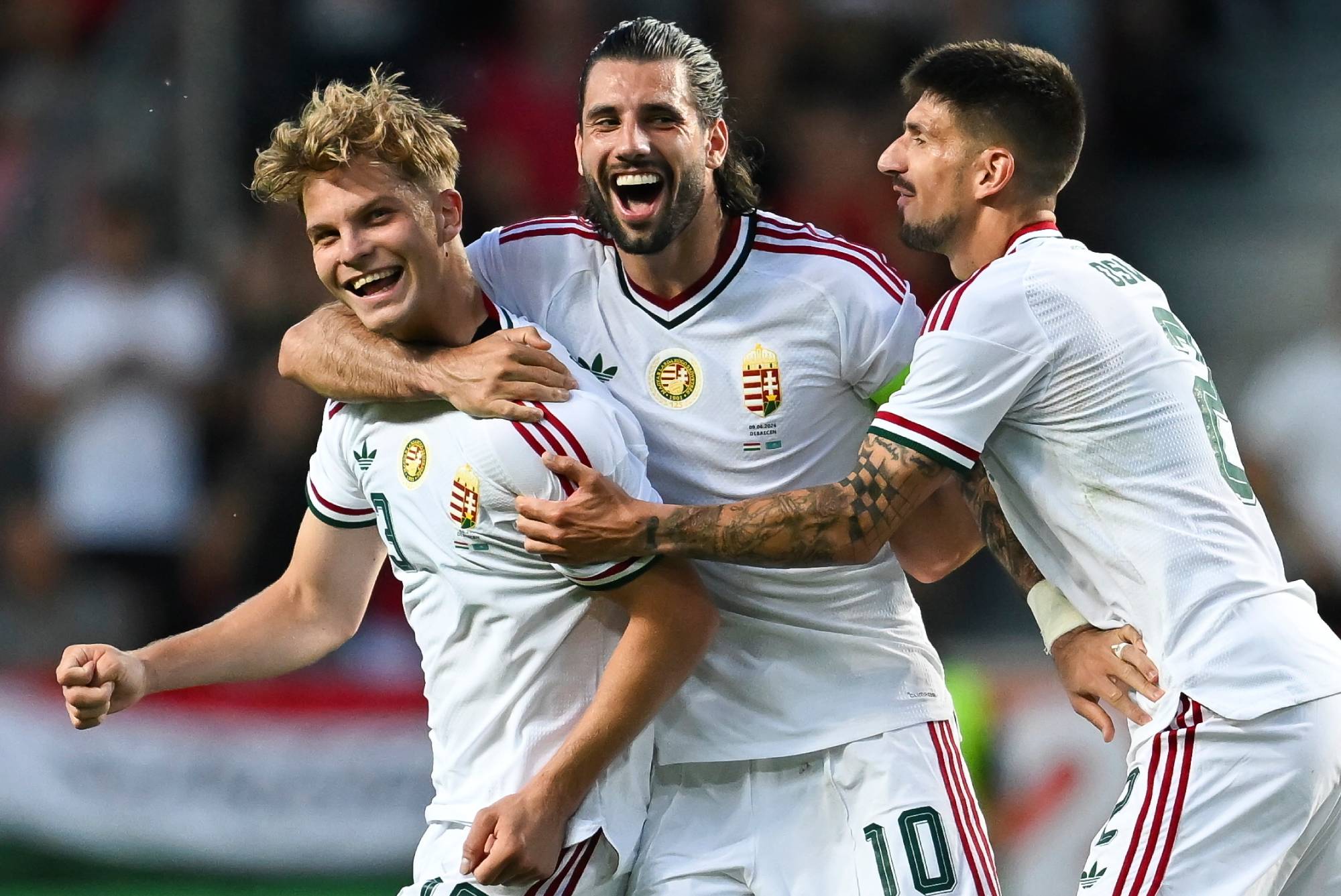 Schäfer András (b) gólöröme a Magyarország - Kazahsztán barátságos labdarúgó-mérkőzésen a debreceni Nagyerdei Stadionban 2026. június 9-én. Mellette Szoboszlai Dominik (j2) és Osváth Attila. 