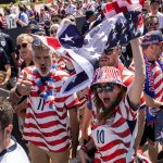 Amerikai szurkolók érkeznek a SoFI Stadionhoz.