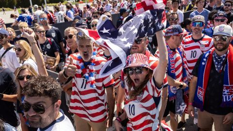 Amerikai szurkolók érkeznek a SoFI Stadionhoz.