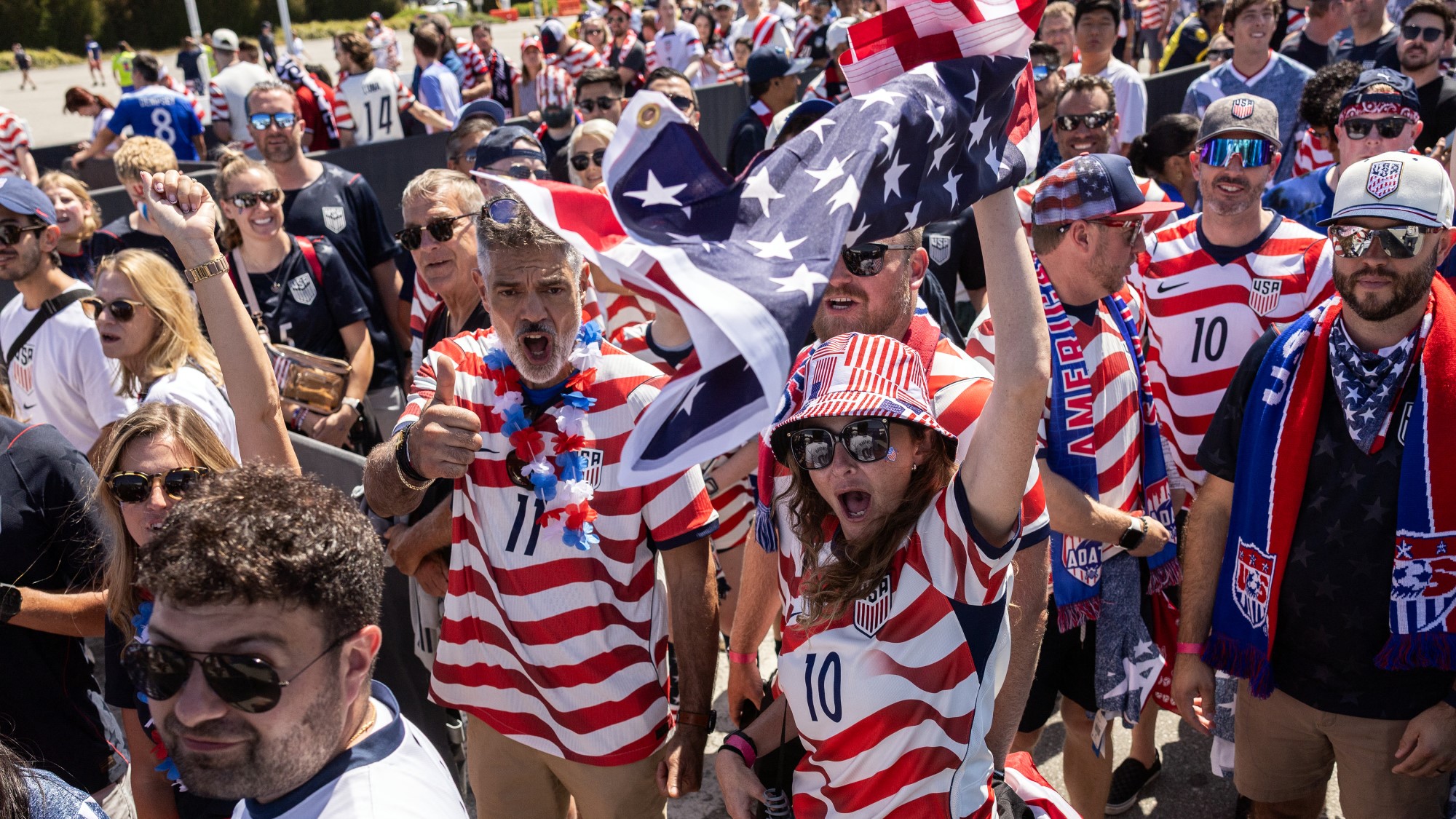 Amerikai szurkolók érkeznek a SoFI Stadionhoz.