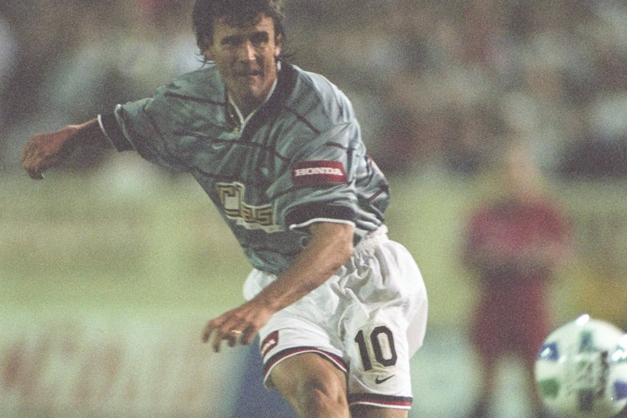 22 Mar 1997: Christopher Sullivan #10 of the San Jose Clash kicks the ball during their 1-0 MLS win over the New Jersey Metrostars at Spartan Stadium in San Jose, California.