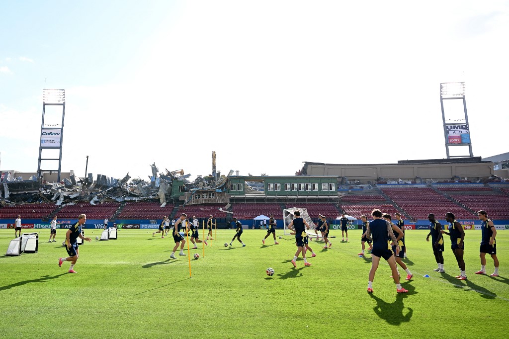 A svédek edzése a dallasi stadionban, a háttérben a leomlott rész.