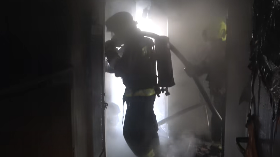 Hat embert mentettek ki egy égő lakásból a tűzoltók – Videó a ritka műveletről