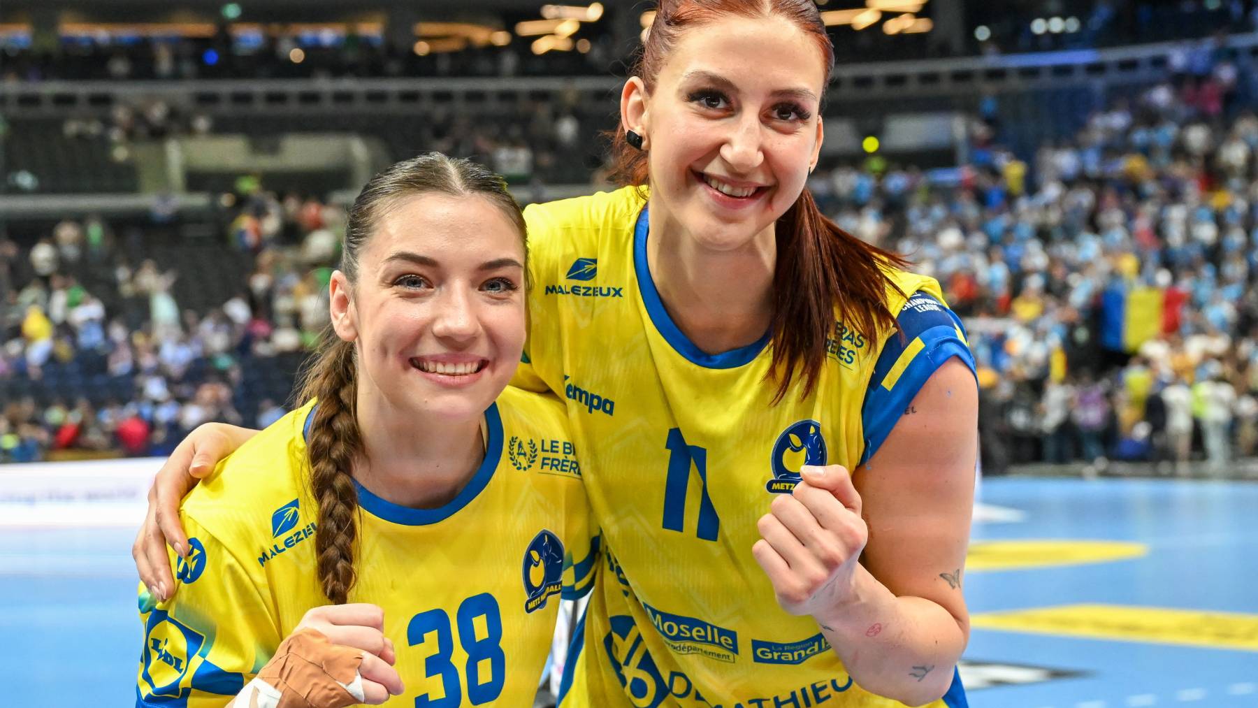 Vámos Petra és Albek Anna, a győztes Metz játékosai a női kézilabda Bajnokok Ligája négyes döntőjének elődöntőjében játszott Metz HB - CSM Bucuresti mérkőzés után a budapesti MVM Dome-ban 2026. június 6-án. A Metz 32-27-re nyert.