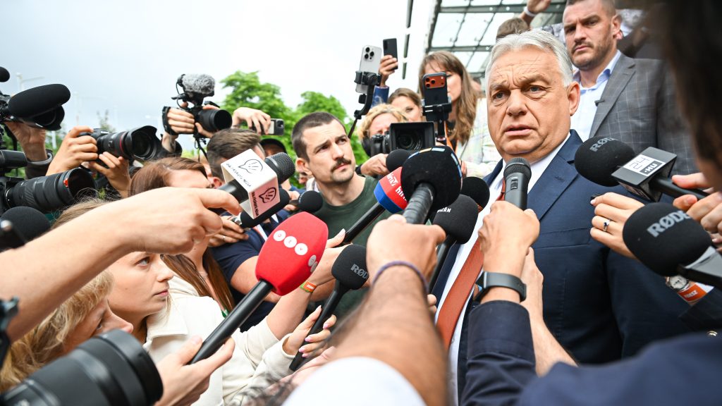 Fideszesek a Kongresszusi Központnál – galéria